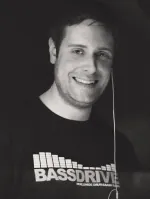 Chris Sabian lächelnd im Bassdrive-T-Shirt, schwarz-weiß
